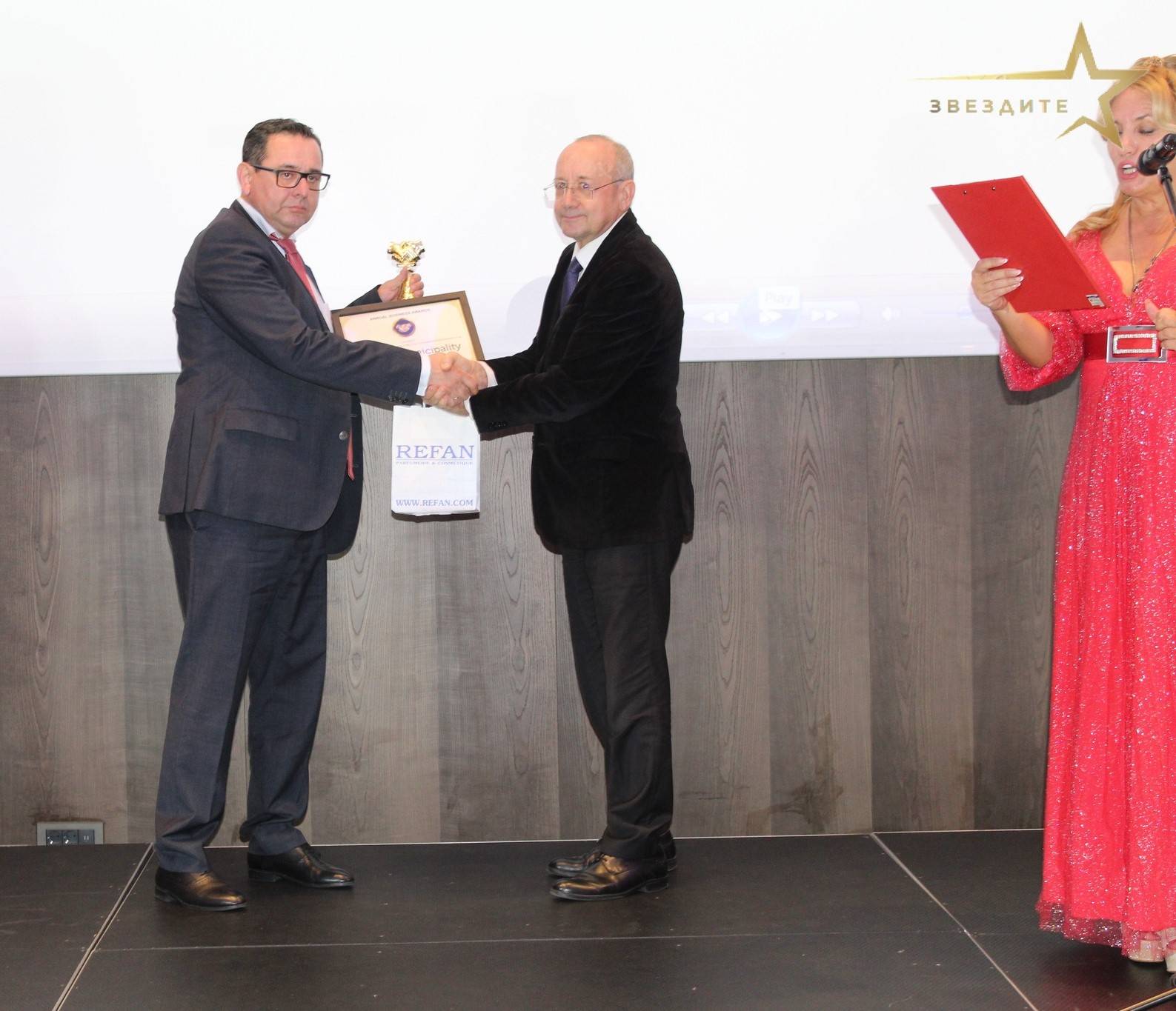 Зам.-кметът на Бургас Станимир Апостолов получава наградата за община Бургас